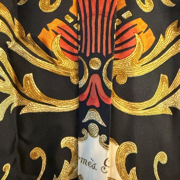 EXCELLENT Hermes 100 percent Silk Blouse - Picture 6 of 6